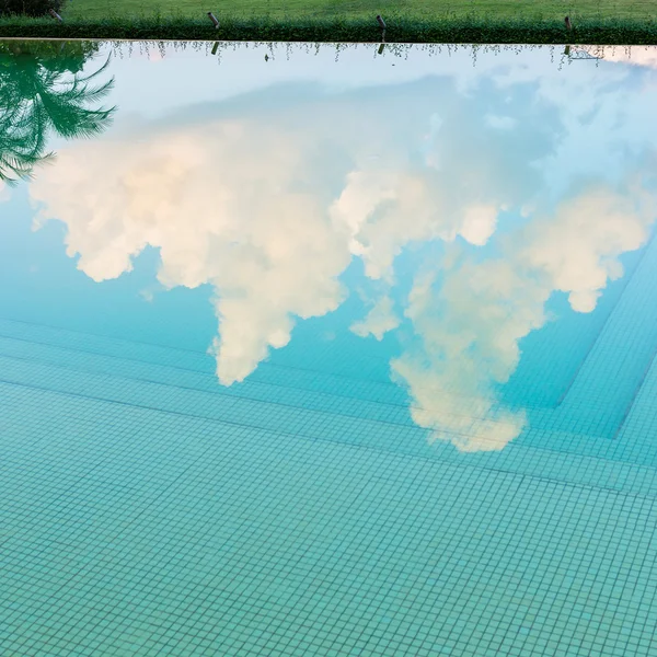 Reflexão céu e árvore de água na piscina — Fotografia de Stock