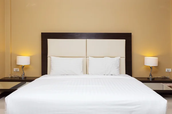 Спальня з ліжком і прикрасою лампи — стокове фото