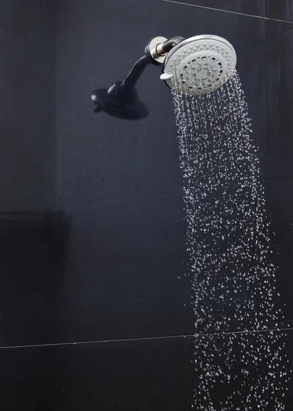Duschkopf mit fließenden Wassertropfen — Stockfoto