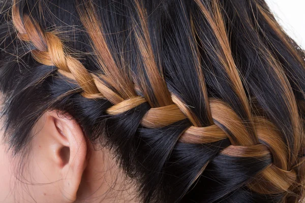 Trenza estilo de pelo largo en la cabeza de la mujer —  Fotos de Stock