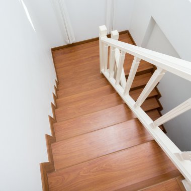 Beyaz modern evde lamine ahşap yapılmış ahşap merdiven