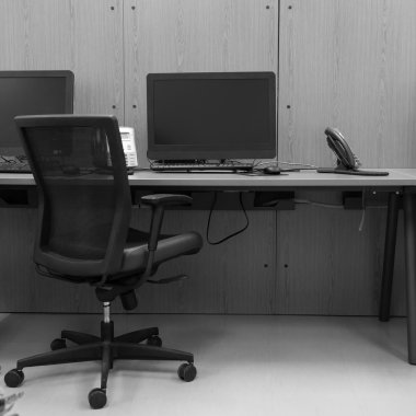 masa üstünde bilgisayar ile modern ofis