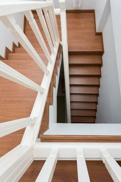 Holztreppe aus Laminatholz in weißem modernen Haus — Stockfoto