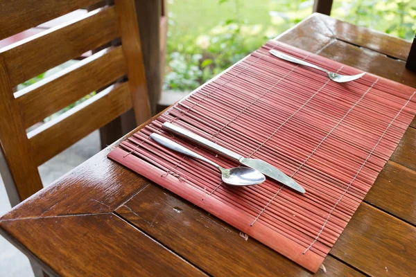 Cuillère et couteau sur la table bois du petit déjeuner — Photo