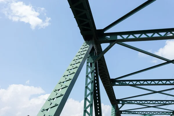 Structure en fer dans la construction de bâtiments avec ciel bleu — Photo