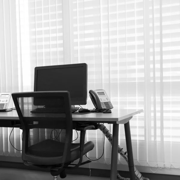 现代办公与工作台面上的计算机 — 图库照片