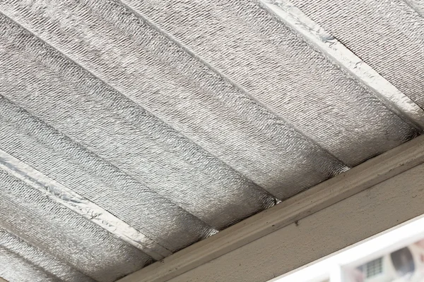 Dämmung mit Silberfolie auf dem Dach des Hauses — Stockfoto