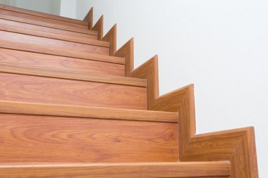 Beyaz modern evde lamine ahşap yapılmış ahşap merdiven