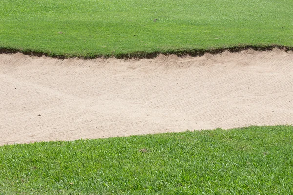 Piasek bunkier i zielona trawa golf course — Zdjęcie stockowe