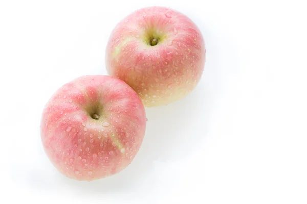 Fruta de manzana fuji con gotas de agua sobre fondo blanco —  Fotos de Stock