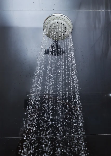 Cabezal de ducha con gotas de agua — Foto de Stock