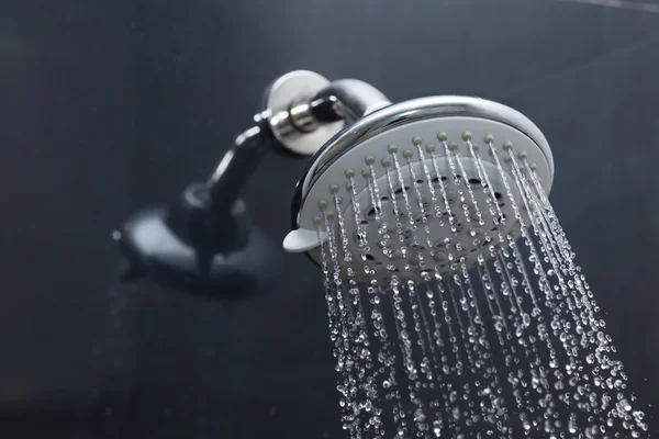 Cabezal de ducha en el baño con gotas de agua — Foto de Stock