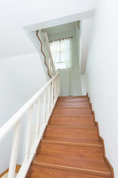 Escalera de madera hecha de madera laminada en casa moderna blanca — Foto de Stock