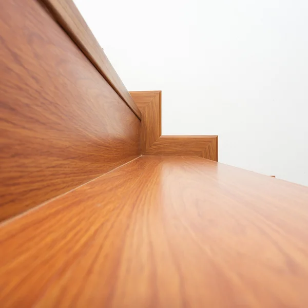 Schody drewniane wykonane z laminatu drewna biały dom — Zdjęcie stockowe