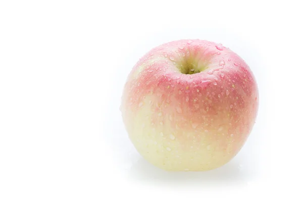 Fruta de manzana fuji con gotas de agua sobre fondo blanco — Foto de Stock