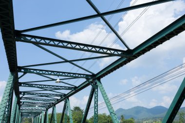 bina inşaat mavi gökyüzü ile içinde demir yapısı