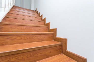 Beyaz modern evde lamine ahşap yapılmış ahşap merdiven