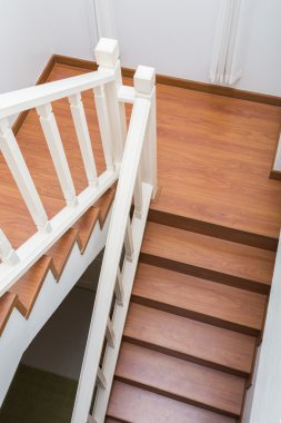 Beyaz modern evde lamine ahşap yapılmış ahşap merdiven