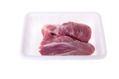 Beyaz arka plan üzerinde izole plastik kutu paket pişmemiş domuz eti