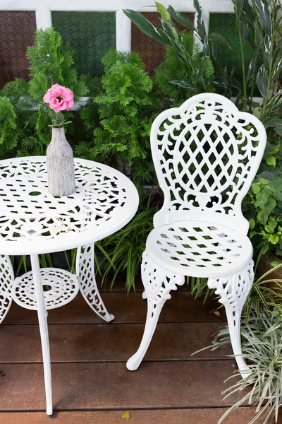 テーブルと椅子の backya で飾られた白い家具のセット — ストック写真