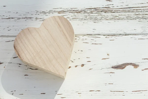 Corazón caja de madera sobre fondo de madera blanca —  Fotos de Stock