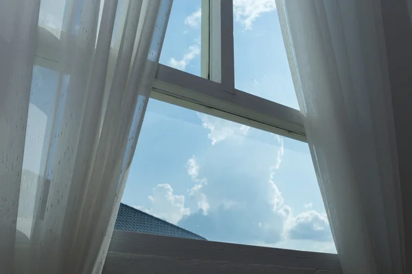 Cortina blanca en la ventana con cielo azul —  Fotos de Stock