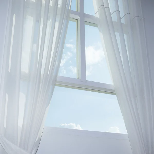 Cortina blanca en la ventana con cielo azul — Foto de Stock