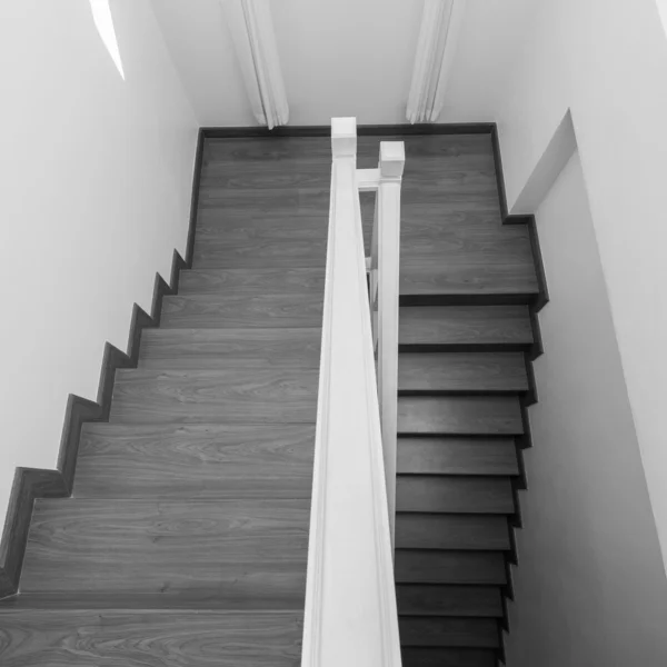 Wooden staircase made from laminate wood in white modern house — Stock Photo, Image