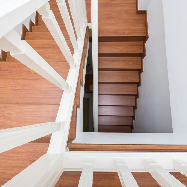 Escalier en bois en bois stratifié dans la maison moderne blanche — Photo