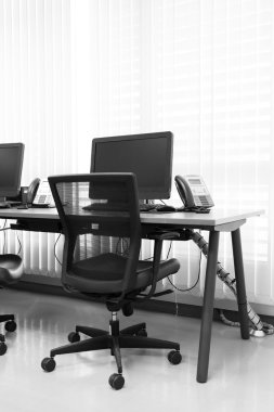 masa üstünde bilgisayar ile modern ofis