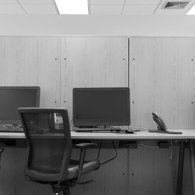 masa üstünde bilgisayar ile modern ofis