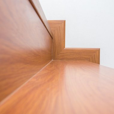 Beyaz modern evde lamine ahşap yapılmış ahşap merdiven