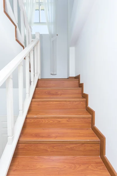 Escalera de madera hecha de madera laminada en casa moderna blanca —  Fotos de Stock