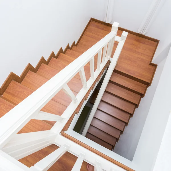 Escalier en bois en bois stratifié dans la maison moderne blanche — Photo