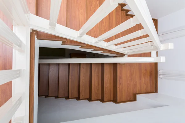 Scala in legno in legno laminato in casa moderna bianca — Foto Stock