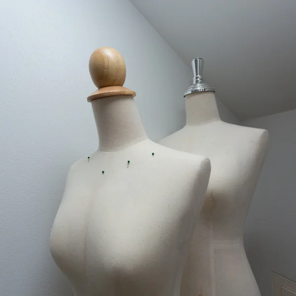 Κλωστοϋφαντουργικών μανεκέν πανί θηλυκό ομοίωμα στο δωμάτιο — Φωτογραφία Αρχείου