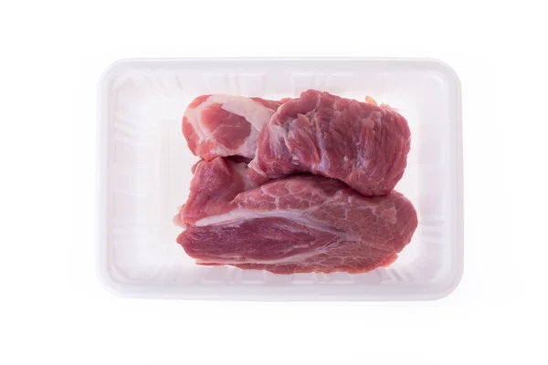 흰색 바탕에 절연 플라스틱 상자 패키지에 원시 돼지고기 — 스톡 사진