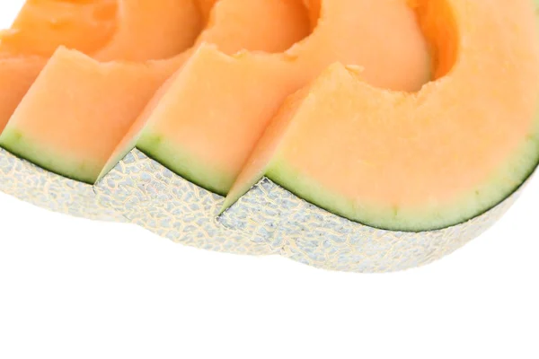 Cantaloupe Melonenscheibe isoliert auf weißem Hintergrund — Stockfoto