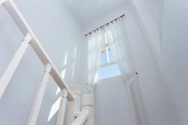 modern ev içinde beyaz perde pencere