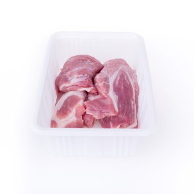 Beyaz arka plan üzerinde izole plastik kutu paket pişmemiş domuz eti
