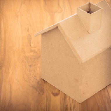 küçük ahşap ev modeli üzerinde kahverengi ahşap zemin