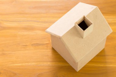 küçük ahşap ev modeli üzerinde kahverengi ahşap zemin