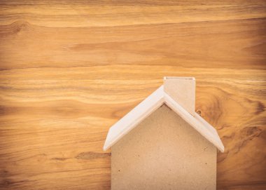 küçük ahşap ev modeli üzerinde kahverengi ahşap zemin