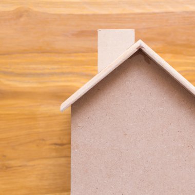 küçük ahşap ev modeli üzerinde kahverengi ahşap zemin