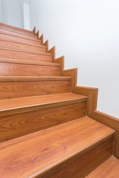 Escalera de madera hecha de madera laminada en casa moderna blanca — Foto de Stock