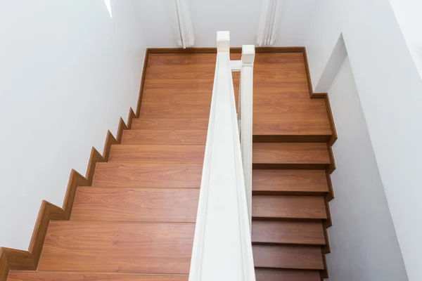 Beyaz modern evde lamine ahşap yapılmış ahşap merdiven — Stok fotoğraf