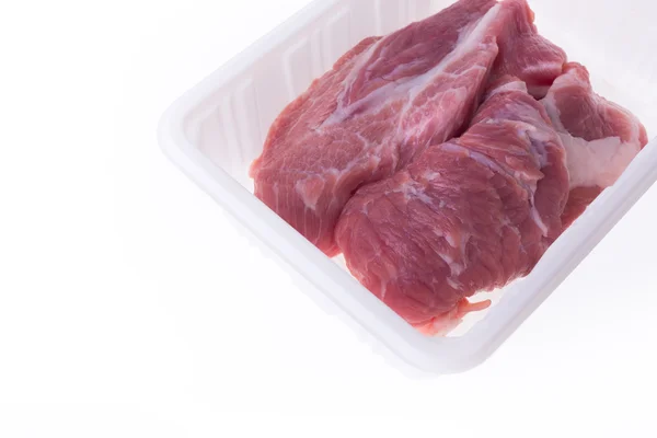 Rohes Schweinefleisch in Plastikverpackung isoliert auf weißem Hintergrund — Stockfoto