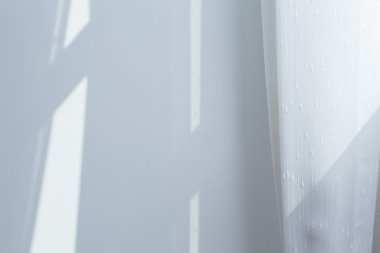 modern ev içinde beyaz perde pencere