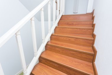 Beyaz modern evde lamine ahşap yapılmış ahşap merdiven
