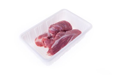 Beyaz arka plan üzerinde izole plastik kutu paket pişmemiş domuz eti